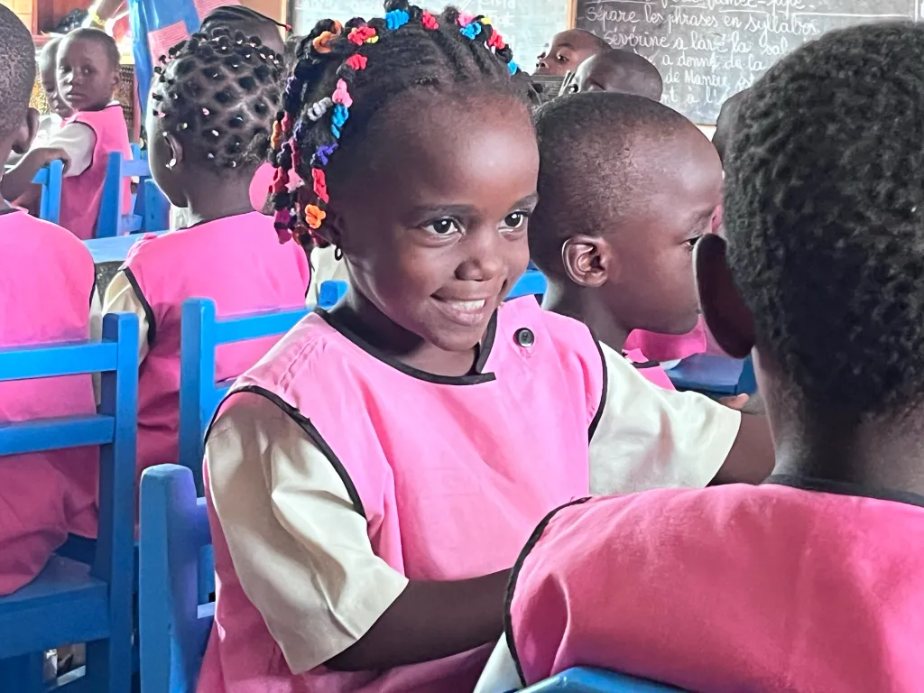 Alumna en un aula de Camerún durante uno de los proyectos apoyados por la Fundación NGE.