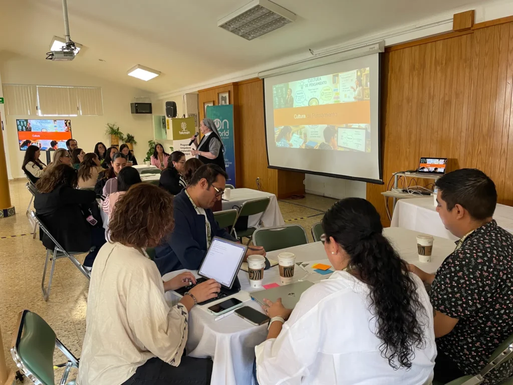Docentes participan en una sesión sobre cultura de pensamiento durante la Formación NGE en México.