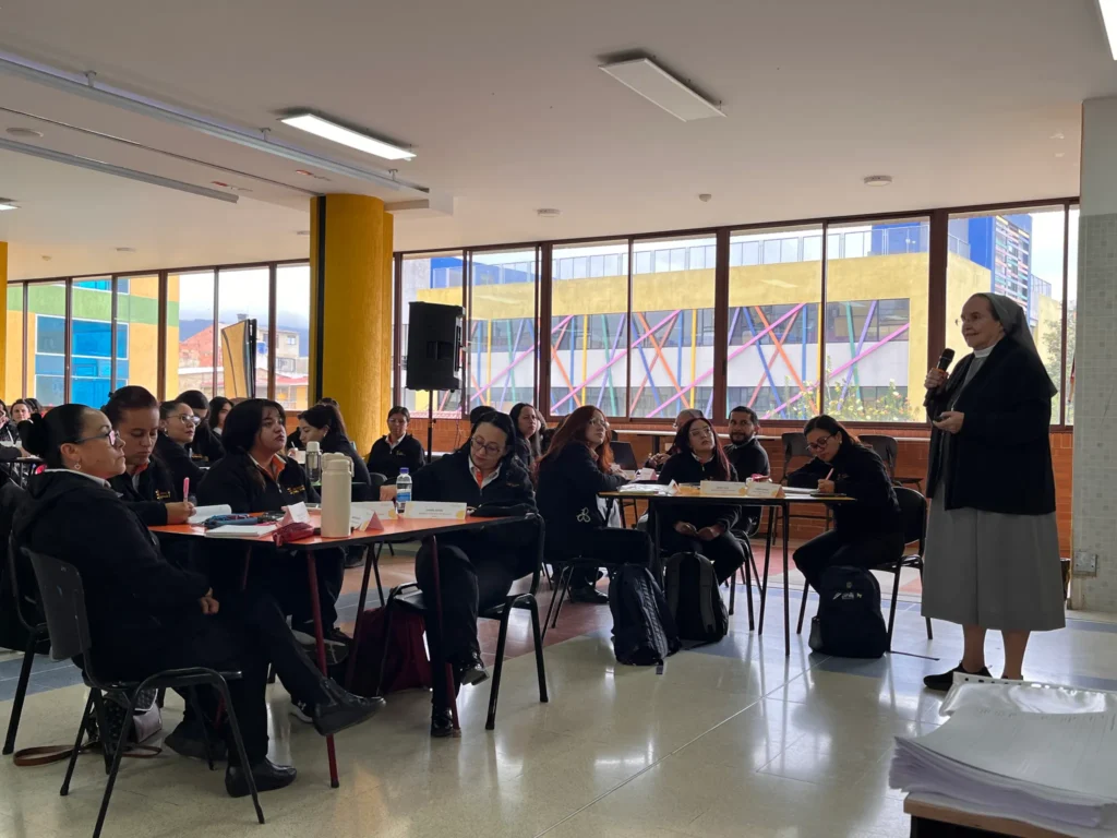 Jornada de formación sobre Proyectos Interdisciplinares con docentes del Colegio Sagrada Familia de Nazaret de Bogotá.