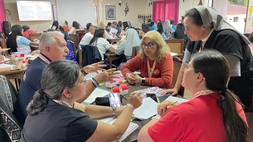 Diálogo y trabajo compartido durante el encuentro de directoras y equipos directivos de Nazaret Venezuela.