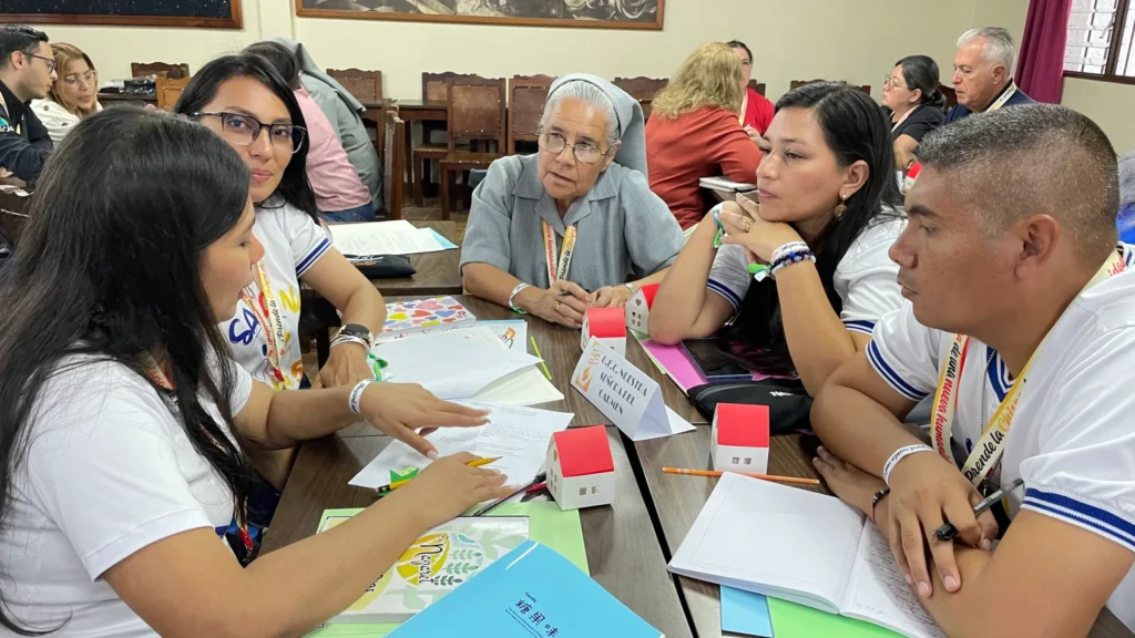 Participantes del encuentro de equipos directivos de Nazaret Venezuela trabajando en grupo.